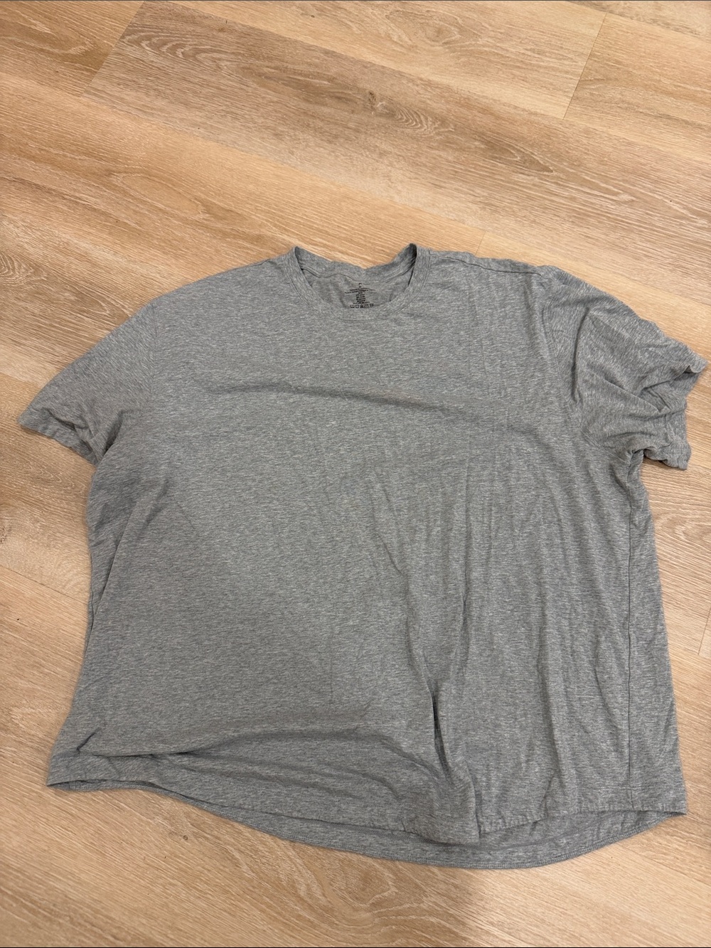 Men’s Fabletics Crew Neck T-Shirt curved hem in Heather Gray